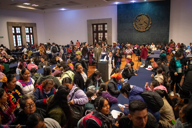Participantes del Encuentro Nacional de Arte Textil Original reunidos durante el ejercicio del Atlas