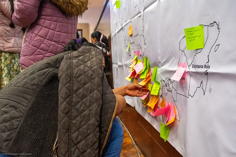 Ejercicio de cartografía participativa del Atlas con notas colocadas sobre un mapa de México